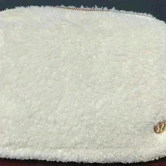 Lululemon Large Belt Bag White/Gold Fleece Unis everywhere belt bag plush fleece - Picture 3 of 11